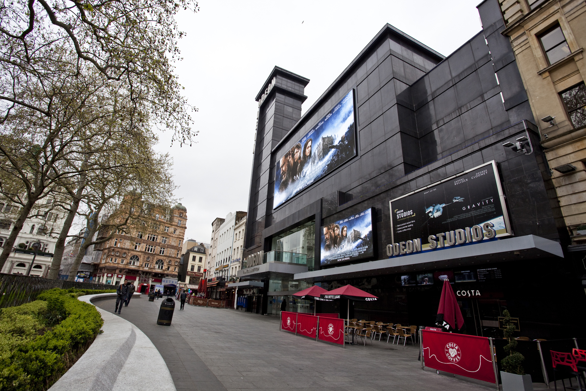 Лестер сквер в лондоне. Кинотеатр Одеон в Лондоне. Odeon Leicester Square. Кинотеатр Одеон в Лондоне фото.